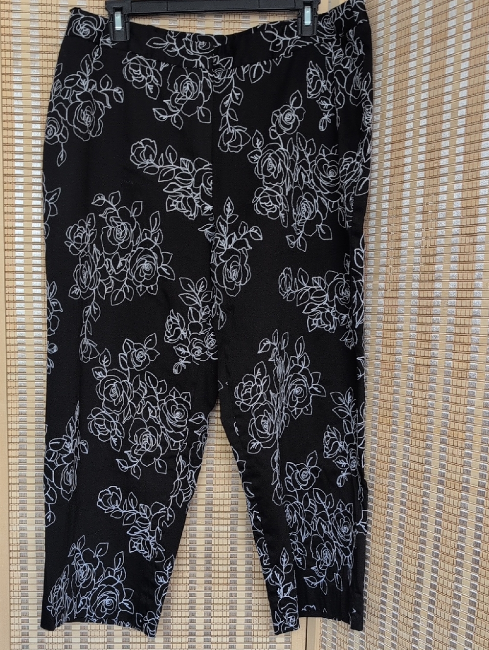 Jones New York Black Cropped Pants with White Floral Print